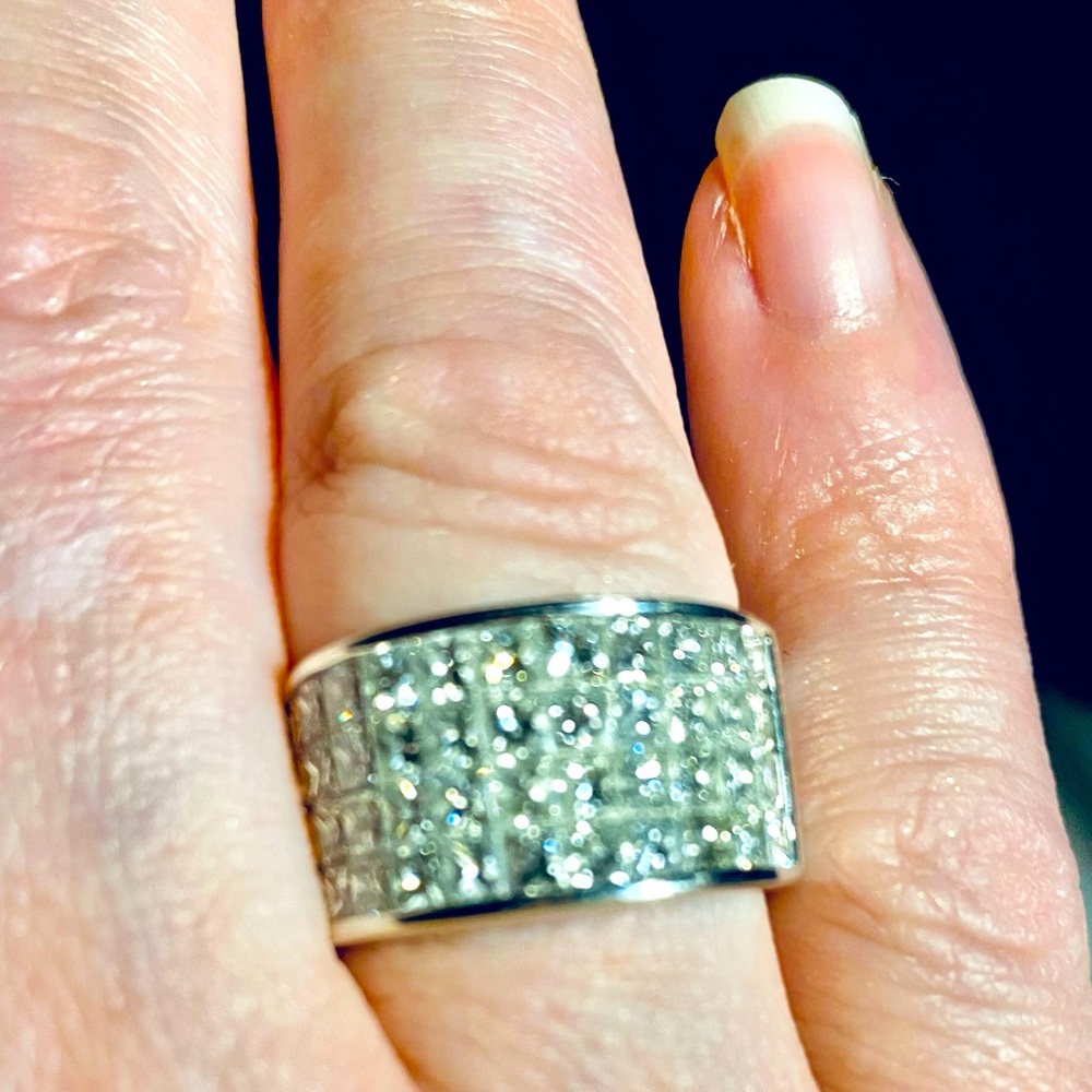 A 5 CT LADIES  INVISIBLY SET DIAMOND WEDDING RING